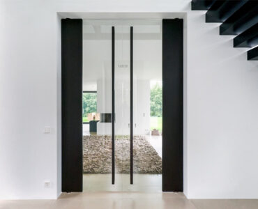 full_glass-pivot-door-closed-pivot-doors-towards-the-living-room-FritsJurgens